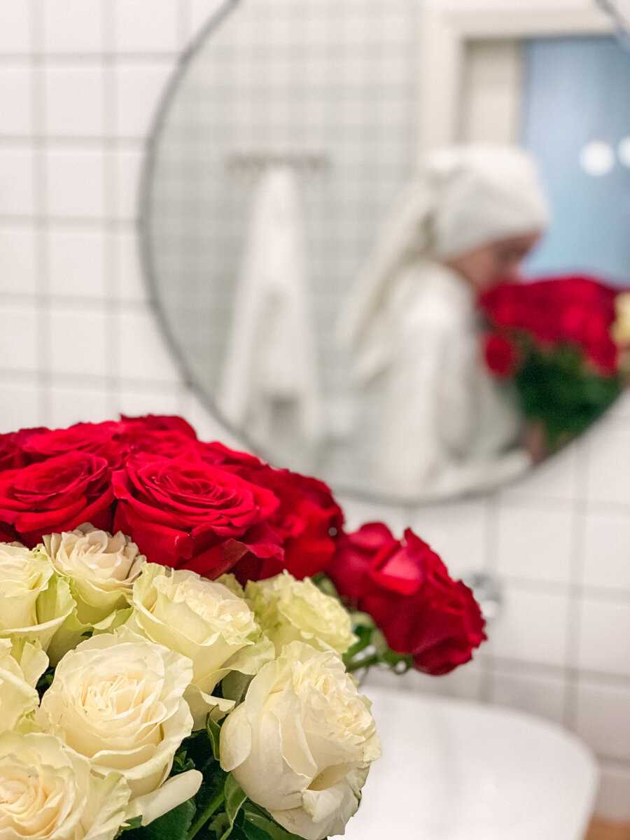 Кому и по какому поводу дарят белые розы?