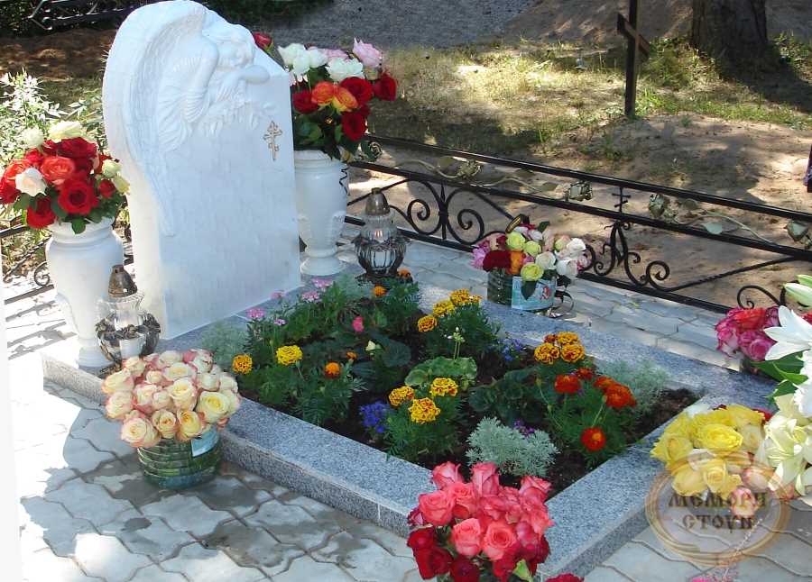Почему возникает необходимость пересадки цветов с одной могилы на другую?