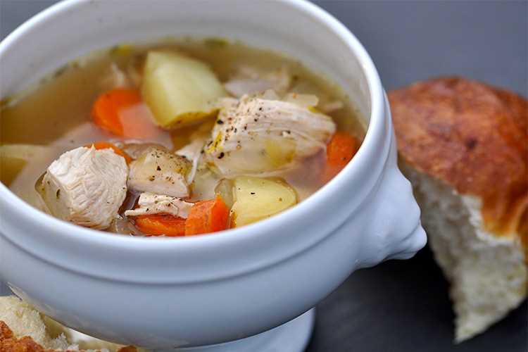 Томатный куриный суп с брокколи и морковью